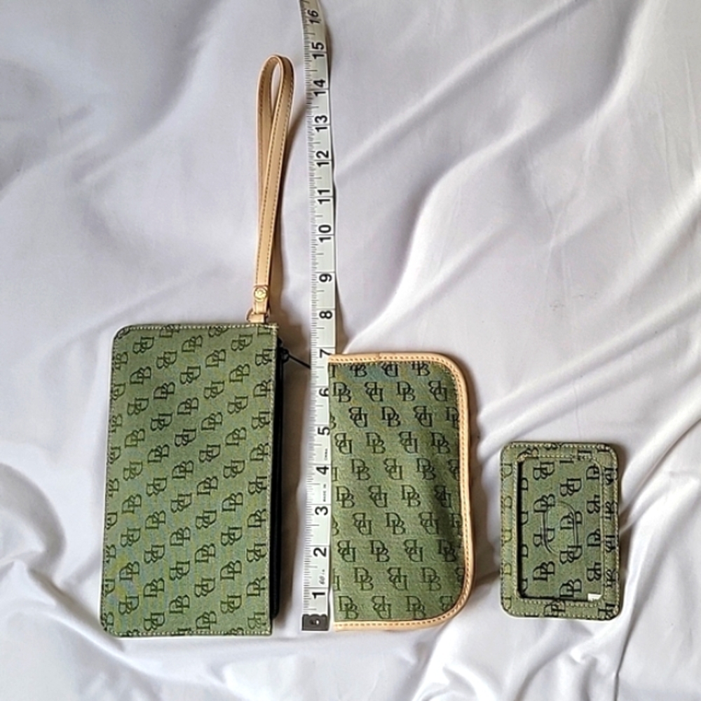 EUC Dooney & Bourke Lot 8" Wristlet, card and glasses holder Leather Cotton